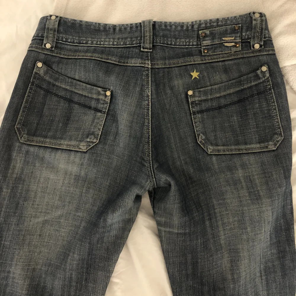 Ett par snygga lågmidjade utsvängda jeans från Diesel, dom är blåa och något ljusare än de ser ut att vara på bilderna. På gränsen till för korta på mig som är 175. Storlek W32 alltså ca M. Hör av dig vid intresse! 💗. Jeans & Byxor.