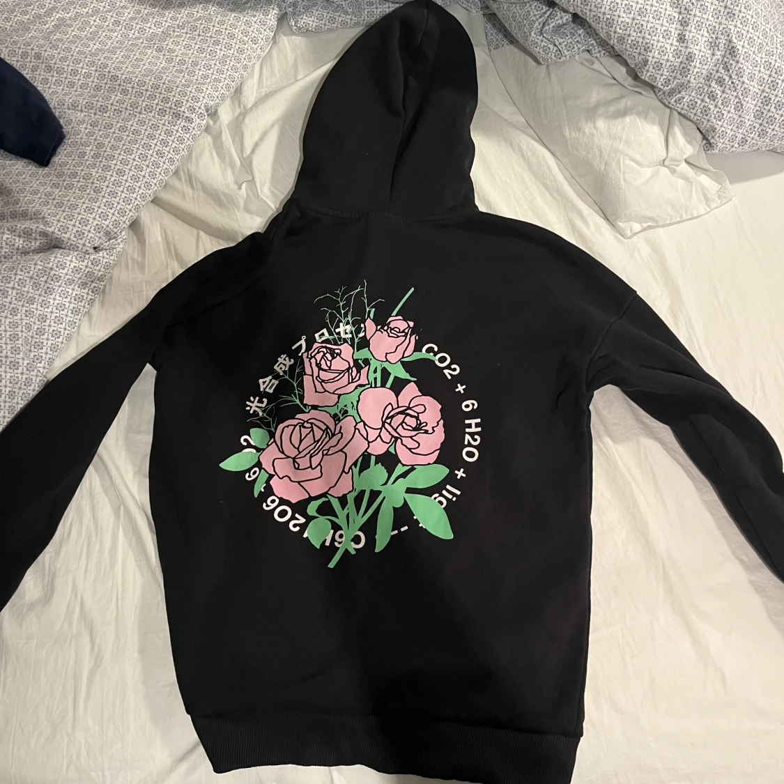 Svart hoodie med tryck på rygg - 90