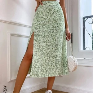 Grön långkjol - Grön blommig långkjol med slits. 