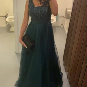 Bal/Bröllopsklänning  - jätte vacker mörkgrön klänning, använt den 2 ggr. skulle säga att den är storlek XS/S, köptes för 1,5k. kan tänka mig gå ner i pris. kom DM för flera bilder på den. är 166 & är bra längd med klackskor!