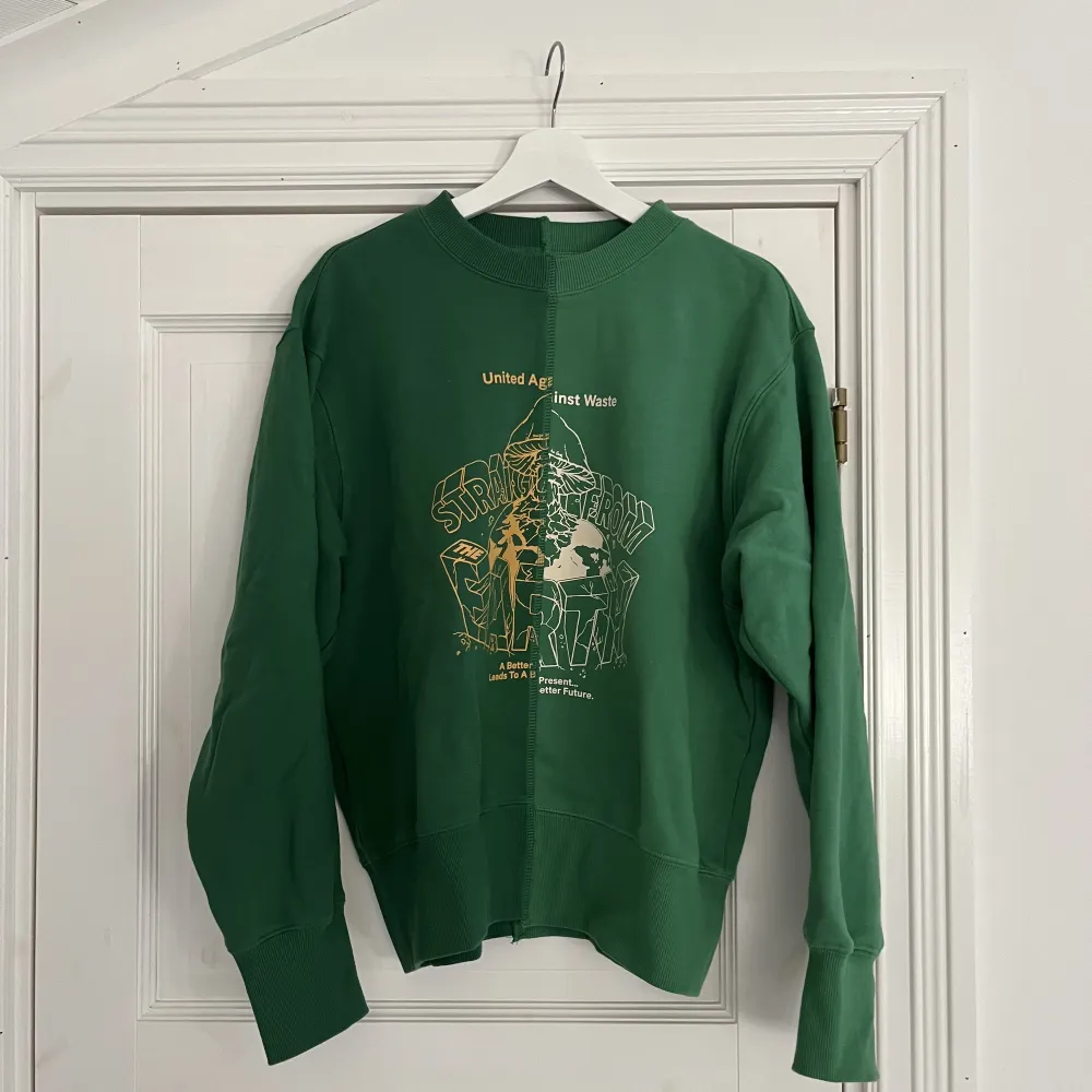 Säljer denna unika sweater från H&MxJohn Boyega! Aldrig använd så den är som ny!. Hoodies.