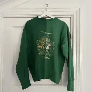Säljer denna unika sweater från H&MxJohn Boyega! Aldrig använd så den är som ny!