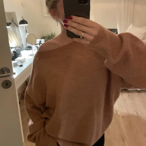 Stickad tröja - Orange stickad tröja (mer åt det brun-orangea hållet). Superskönt material, aldrig använd vilket gör att den fortfarande är i nyskick! Storlek m💗