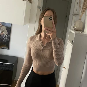 Långärmad topp  - Stickad (tunn) tröja i kort modell, fint skick och väldigt bekväm men kommer inte till användning. Storlek S, passar XS-S.