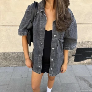 Jeansskjorta - Grå jeansskjorta från weekday som liknar den på första bilden väldigt mycket!! ☺️ Storlek S i herr men overzized på mig som är 165 