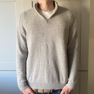 Stickad Zip - Grå skön stickad Quarter zip från märket Asos. Storlek M. Vårat pris: 299kr. Modellen är 181cm och väger 70kg. Pris kan diskuteras. Hör av dig vid frågor eller funderingar!