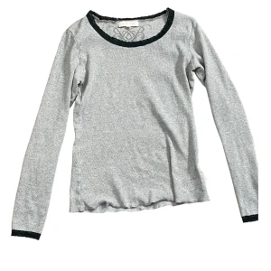 långärmad tröja 2000s - långärmar grå tröja med detaljer, köpt 2000. Passar s-xs