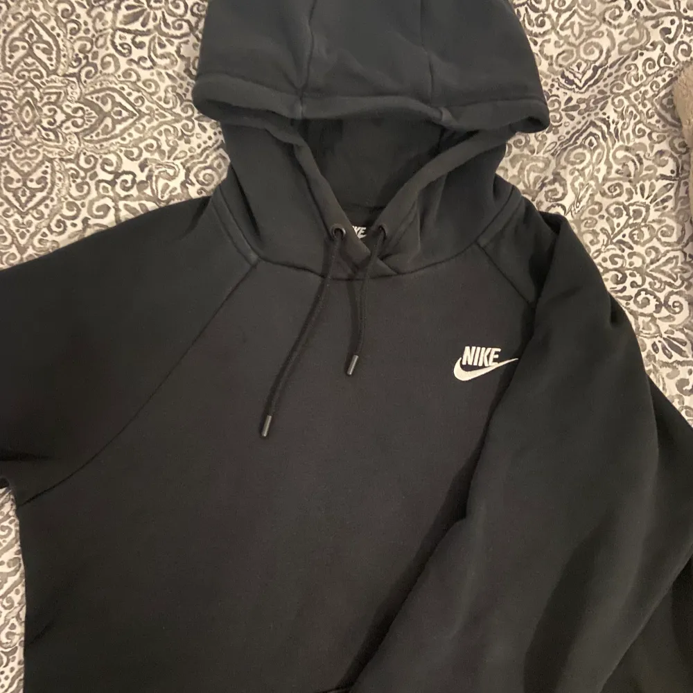 Oversized Svart Nike hoodie och svarta Nike mjukis byxor. Tröjor & Koftor.