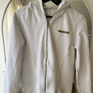 A-Z träningströja - Säljer min A-Z träningshoodie då den är för liten. Har ni frågar är det bara att fråga på!🫵🏽 nypris runt 1200kr (finns ej att köpa längre). 