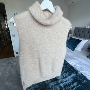 Stickad väst  - Jättefin stickad väst i alpacka blend ifrån BikBok, knappt använd 💓💛