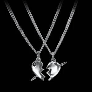 You & Me Necklace - Maria Nilsdotter halsband.  Säljer bara den ena halvan. (DEN MED PILEN UPPÅT). Till höger.  I silver. Som ny. Inte använd mycket.  💘💘💘💘💘💘💘💘💘💘💘💘