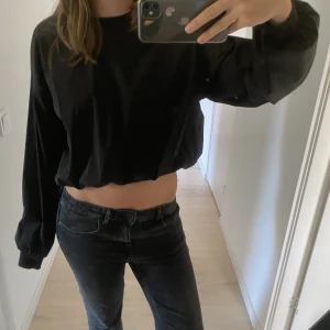 Tröja  - Cool tröja från zara i storlek S sälj för 200kr exklusive frakt 🩷🩷