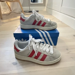 Adidas campus 00 - Säljer dessa adidas campus 00 som är grå med röda detaljer. Använda få gånger men har mest stått här hemma. 