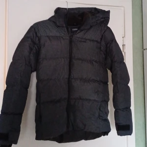 Vinterjacka - Vinterjacka EVEREST. Grå.  Storlek 170. Nyskick! Använd endast säsong.