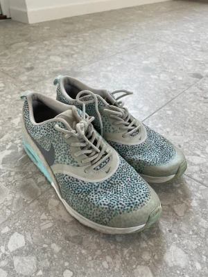 Nike air Max thea - Nike air Max thea använda ett fåtal gånger. Säljes pga liten storlek. 