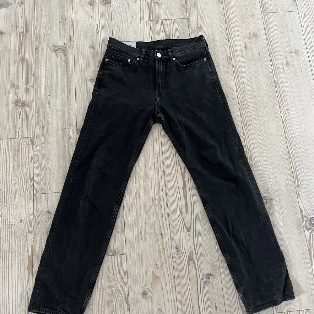 Ett najs par svarta jeans i relaxed passform, som inte längre kommer till användning 🥳🫡😋. Jeans & Byxor.