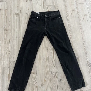 Svarta jeans - Ett najs par svarta jeans i relaxed passform, som inte längre kommer till användning 🥳🫡😋
