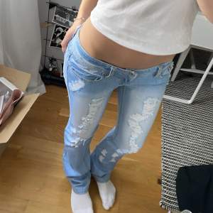 Supersnygga lågmidjade jeans!!🤩storlek är vad jag bedömer! w27 l34 men de passar l36 också!!