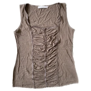 Linne med skrynkel  - Så fint linne med lite ”skrynkel” framtill! Inte sätt några defekter. Strlk S