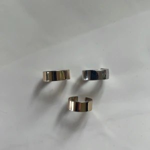 Gina Tricot Fake Earcuffs - De guldiga tunna har lite missfärgningar  på utsidan och mer på insidan men knappat så det syns. 20kr/st Silver Tjockare och en fläck inuti med missfärgning men som inte alls syns på utsida. 40kr  Ljusterbara och lätta att använda! Kom Dm för med bilder 