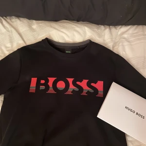 Boss tröja - Riktigt snygg boss tröja som passar till allt! Köpte den för 1500kr på Hugo Boss hemsida. Har inte använt den så mycket därför jag säljer. Den har inga märken eller är inte sönder på något sätt. 