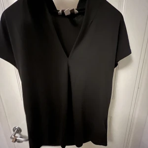 Svart blus - Fin svart blus från hm som inte kommer till användning💕