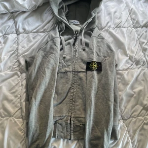 Stone island  - Grå stone island hoodie 