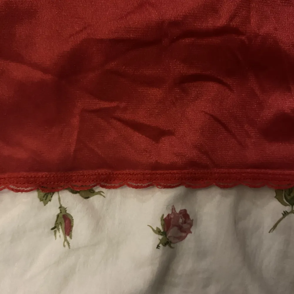 Ett rött spets linne som man kan använda till både att sova i och som ett vanligt plagg, skriv vid fler frågor 💕. Toppar.