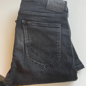 Lee Jeans - Bra skick, lite ljusar vid fickan som syns på bild!
