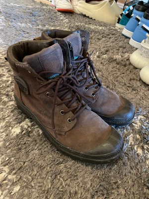 Palladium Premium Läder - Säljer ett par höst- och vinterkängor av palladium, lädret är i bra skick och sulan med, lagom använda men passar inte längre så därför säljer jag dom.