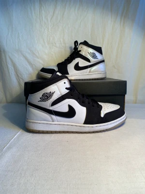 Jordan 1 Mid Diamonds shorts - Säljer dessa Jordan 1s. Väldigt snålt använt. De är köpta på Soleplus, har digitalt kvitto för äktehetsbevis. Crease skydd ingår. För mer bilder kontakta mig. Pris kan diskuteras.