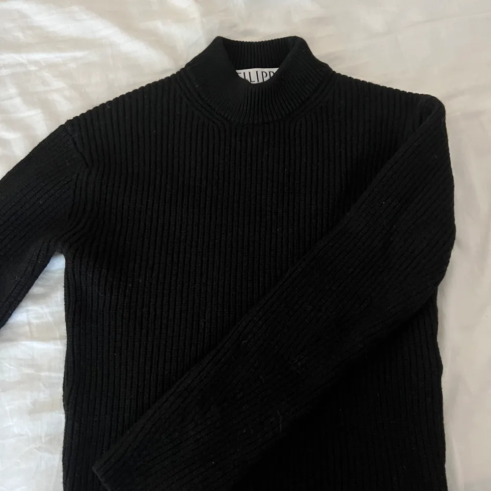 Stickad svart tröja från Filippa K fint skick och bekväm. Stickat.