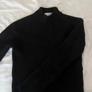 Stickad svart tröja från Filippa K fint skick och bekväm