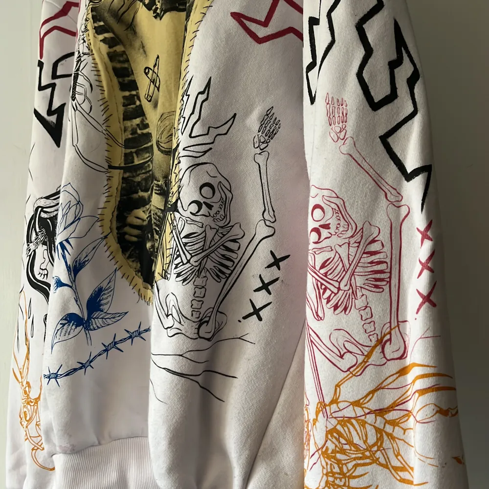 As ball handgjord sweatshirt från en tatuerare i Argentina, one of a kind tröja då det endast görs en av varje . Hoodies.