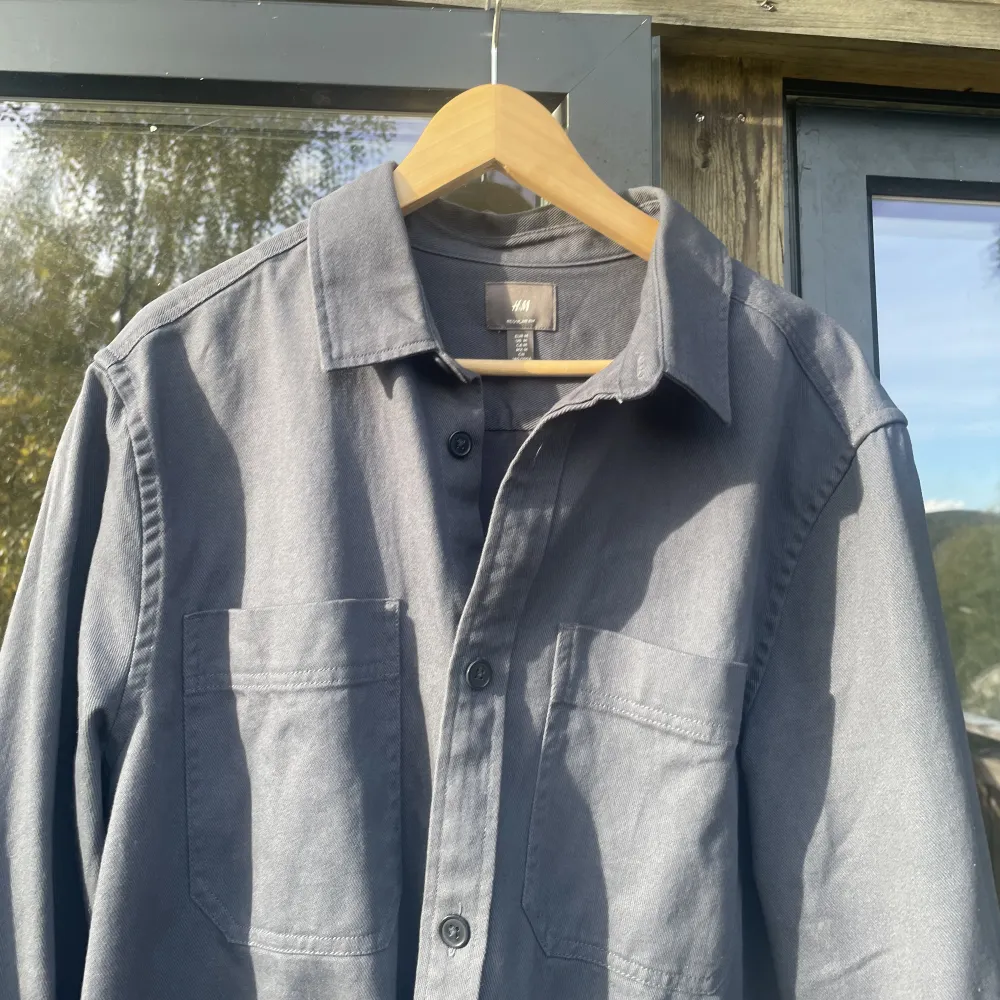 Blå overshirt i fint skick! Skick: 9/10 använd fåtal gånger. Storlek: M, fits oversized För fler frågor skicka pm! Mvh, Max.. Paidat.