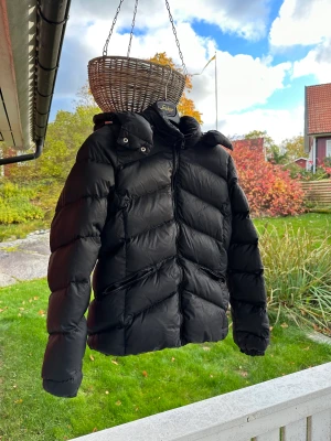 Dunjacka Gant - Superfin svart dunjacka från Gant, i storlek M/160. Inköpt på Gant i Täby Centrum för tre år sedan för 3200kr. 