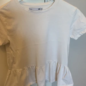 Volang t-shirt - En t-shirt med volang som är i mycket bra skick.❤️ Den finns inte längre att köpa