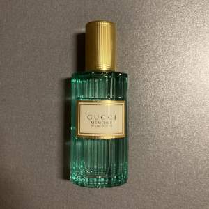 Gucci Mémoire parfym (40 ml). Skulle väl säga att 1/10 del använts så den är nästan helt oanvänd. Har endast förvarats i ett skåp. Nypris ligger på ca 600 kr. 