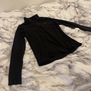 Svart träningströja - Svart halv zip-up träningströja från puma i storlek S