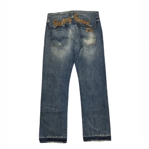 vintage broderad replay jeans - säljer dessa asballa broderade replay jeansen som är aldrig använda. ursäkta den smutsiga spegeln. om du har frågor så är det bara att kontakta mig.