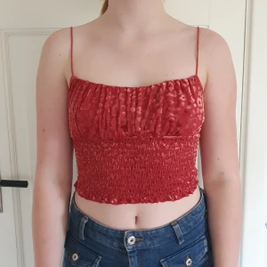 Urban Outfitters croptop - Urban outfitters croptop i storlek S/36 härlig röd färg, väldigt stretchigt material. 