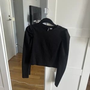 Topp från h&m - Svart topp med lite puffärm, den är även ribbad