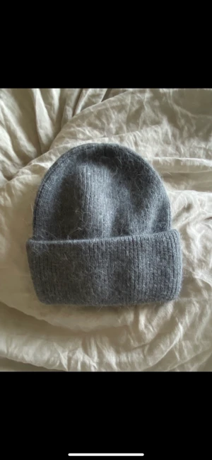 Mörkgrå mössa  - As snygg mörkgrå mössa, super mjuk 💘 Bara att trycka på ”köp nu” 