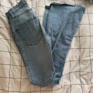Säljer ett par blåa snake flare jeans från lager 157 i storlek xs. Är i bra skick då de bara är använda få gånger. Köpte för 300kr. Skriv för fler bilder 