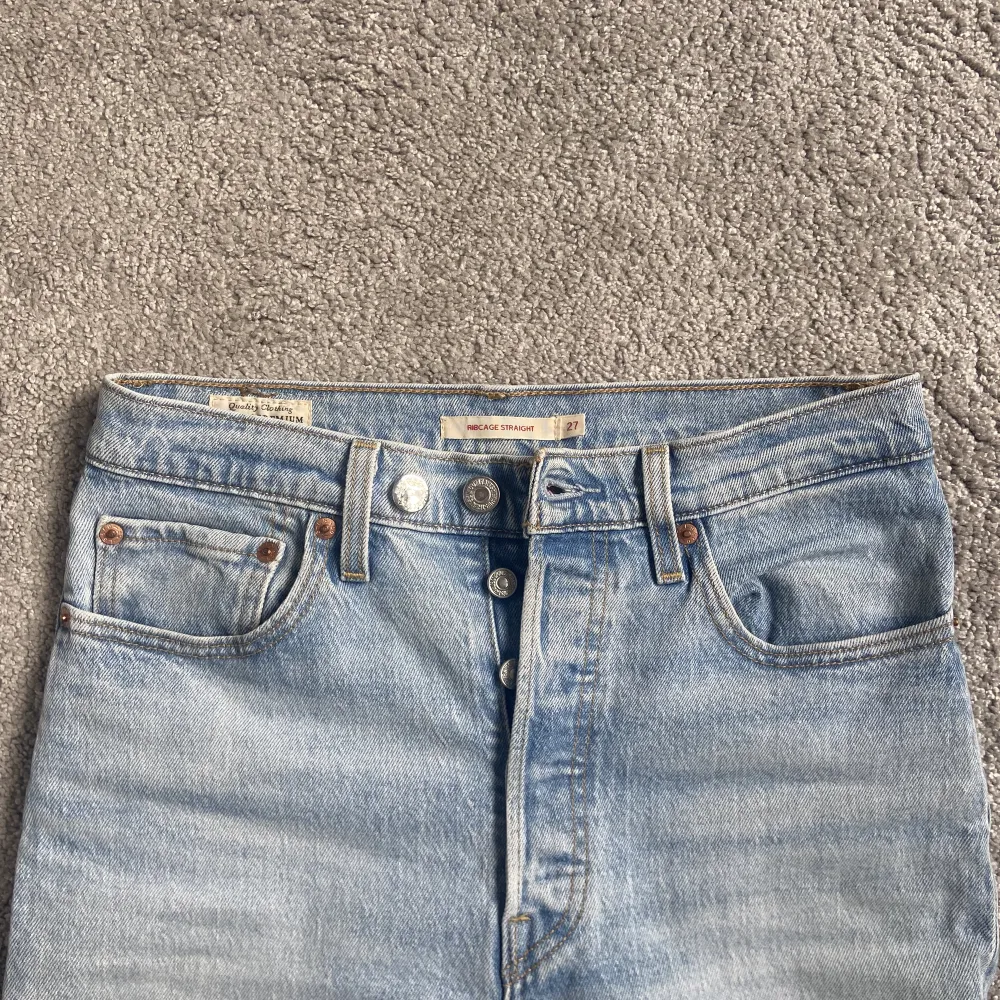 Säljer dessa då de tyvärr inte passar längre. Men superbra skick och sparsamt använda🌟skickar fler bilder om det önskas🙌. Jeans & Byxor.