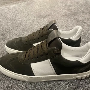 Valentino flycrew - Ett par valentino flycrew i riktigt bra skick med alla nitar kvar, nypris ca 7000, knappt använda då de var för stora, hör av dig vid frågor eller liknade