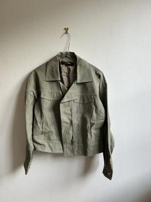Zara läderjacka - Läderjacka från Zara i size Small. Super fin nu till hösten med tjocktröja under! Skulle säga att den sitter lite oversized.  Säljer massa då jag flyttat, kika gärna🫶