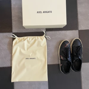 Arigatos - Jätte slitna arigatos Säkert nån som kan fixa upp dem