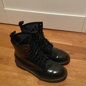 Glansiga Dr. Martens - Glansiga Dr. Martens i storlek 42. Mycket bra skick och snygga till vinter och höst.