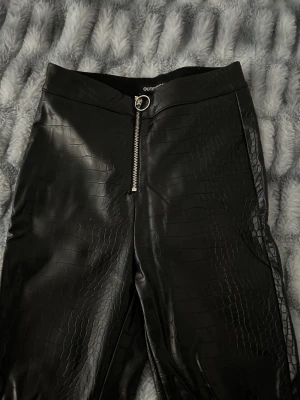 Skinbyxor - Super snygga skinbyxor men som tyvärr blivit för små för mig. 